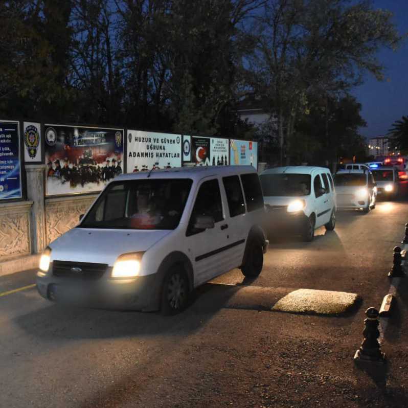 Aksaray'da çeşitli suçlardan aranan 15 suçluyu polis yakaladı #2