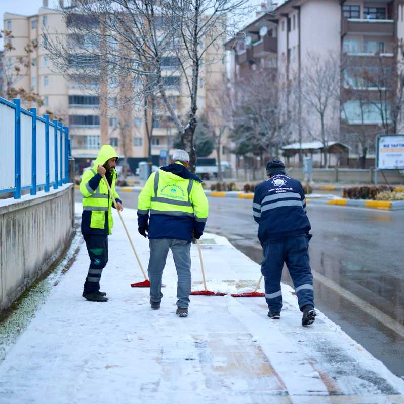 Aksaray'da Belediyesi karla mücadele çalışmalarına başladı #1