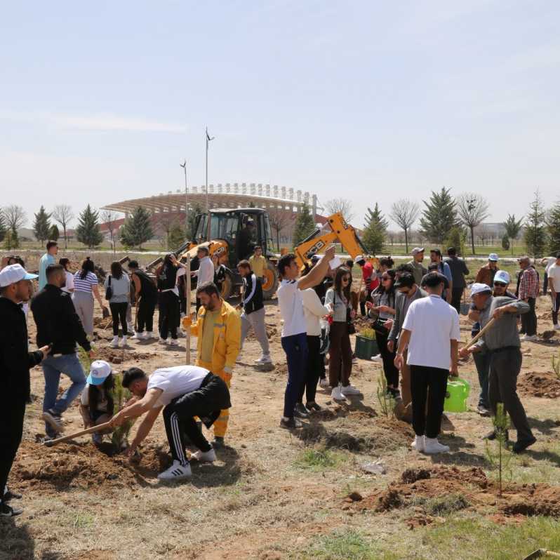 Aksaray Üniversitesi'nde fidanlar toprakla buluştu #1