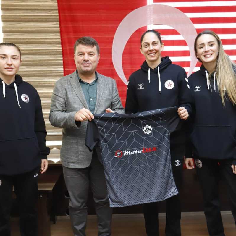 KUZEYBORU KADIN VOLEYBOL TAKIMI,BAŞKAN DİNÇER'İ ZİYARET ETTİ #2