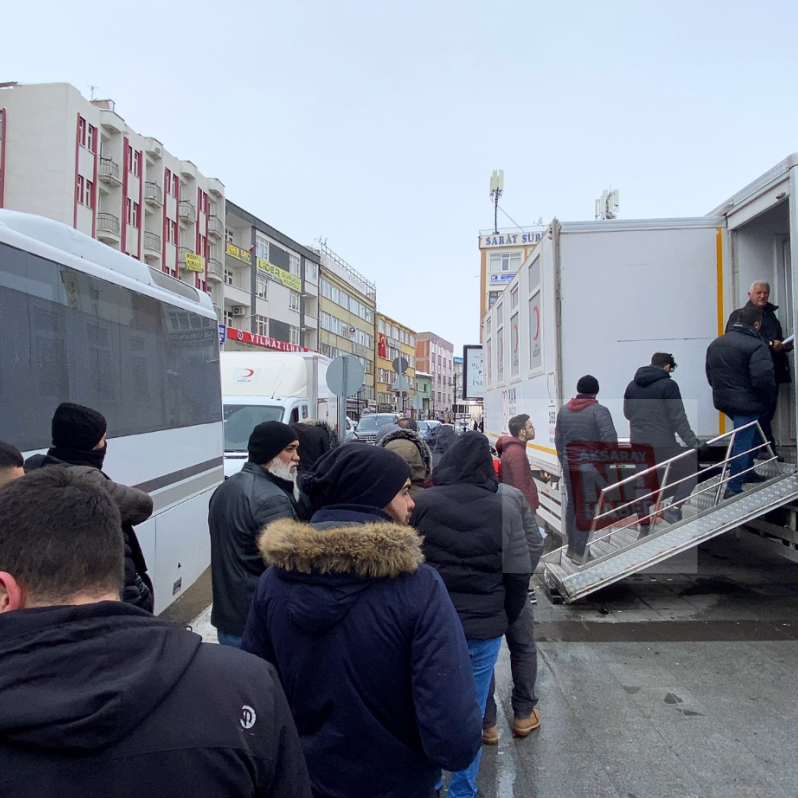 Aksaray'da vatandaşlar deprem bölgesi için kan bağışında bulunuyor #1