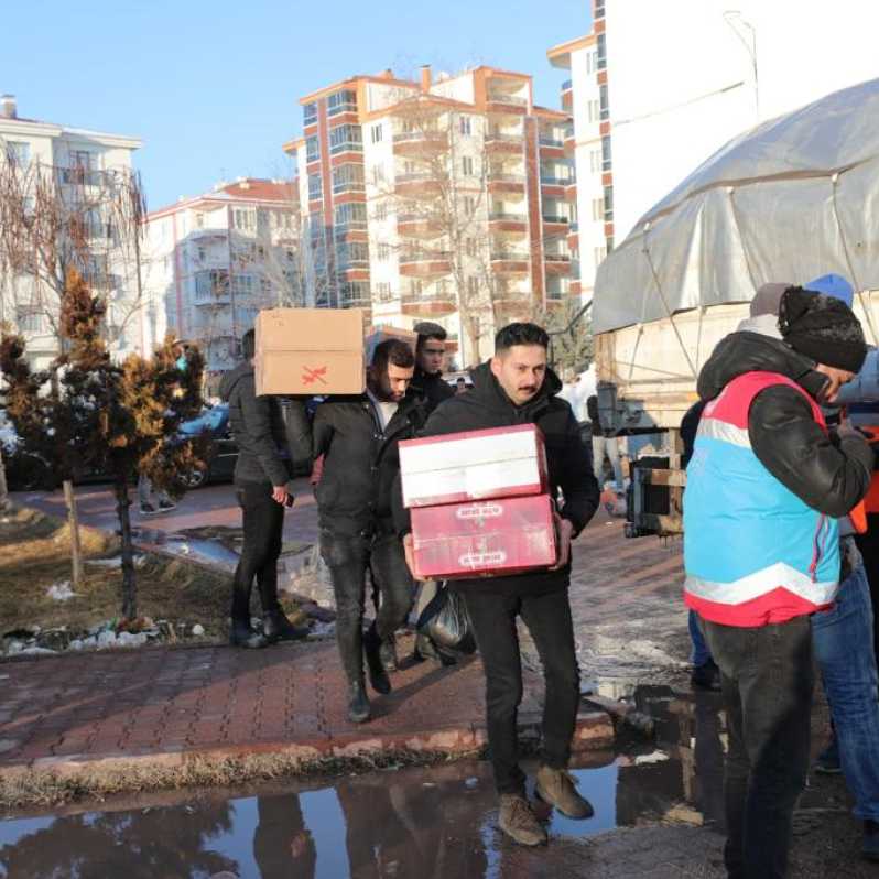 Deprem bölgesine yardımlar artarak devam ediyor #1