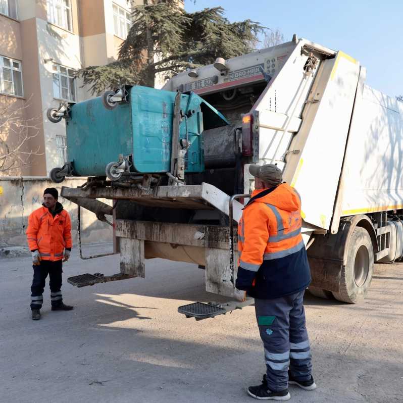 Deprem bölgesinde temizlik çalışmaları sürüyor #1