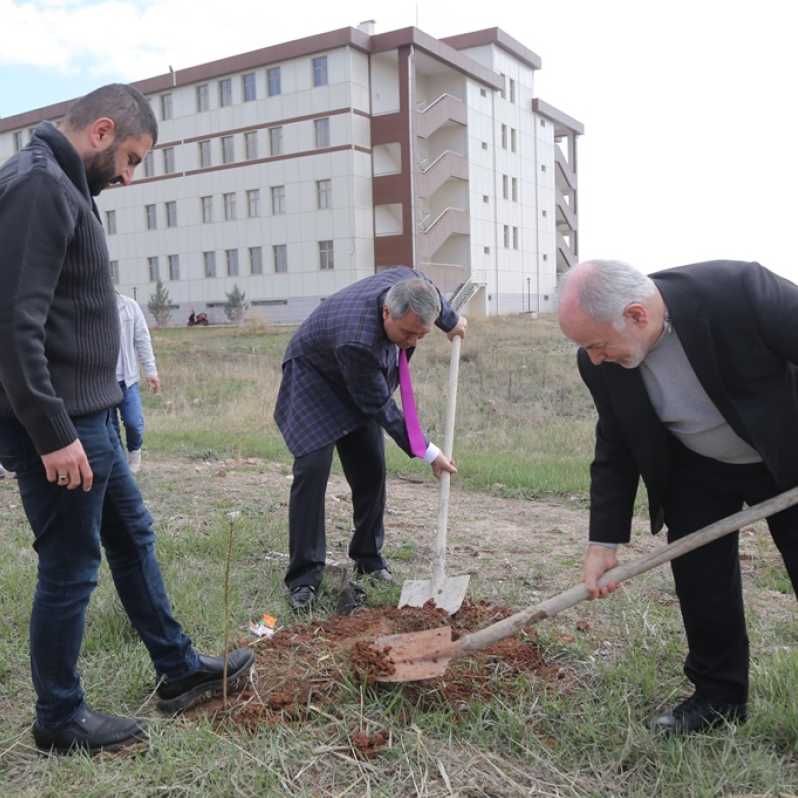 Depremde hayatını kaybeden ASÜ'lüler anısına fidan dikildi #2