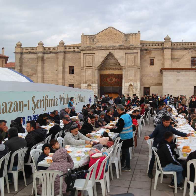 İftar çadırında her gün yüzlerce vatandaş iftar açıyor #2