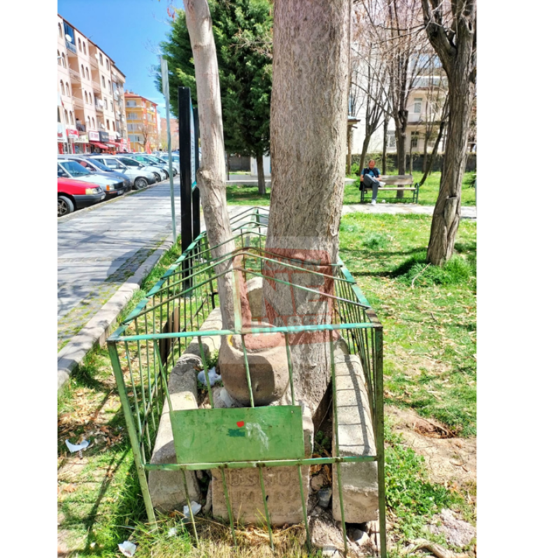 Aksaray'da bu mezarı görenler hayret ediyor ! #3