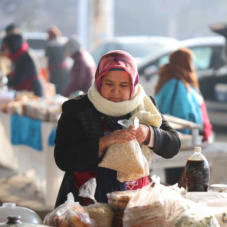 Bu pazarda kadınlar aile ekonomisine katkı sağlıyor #1