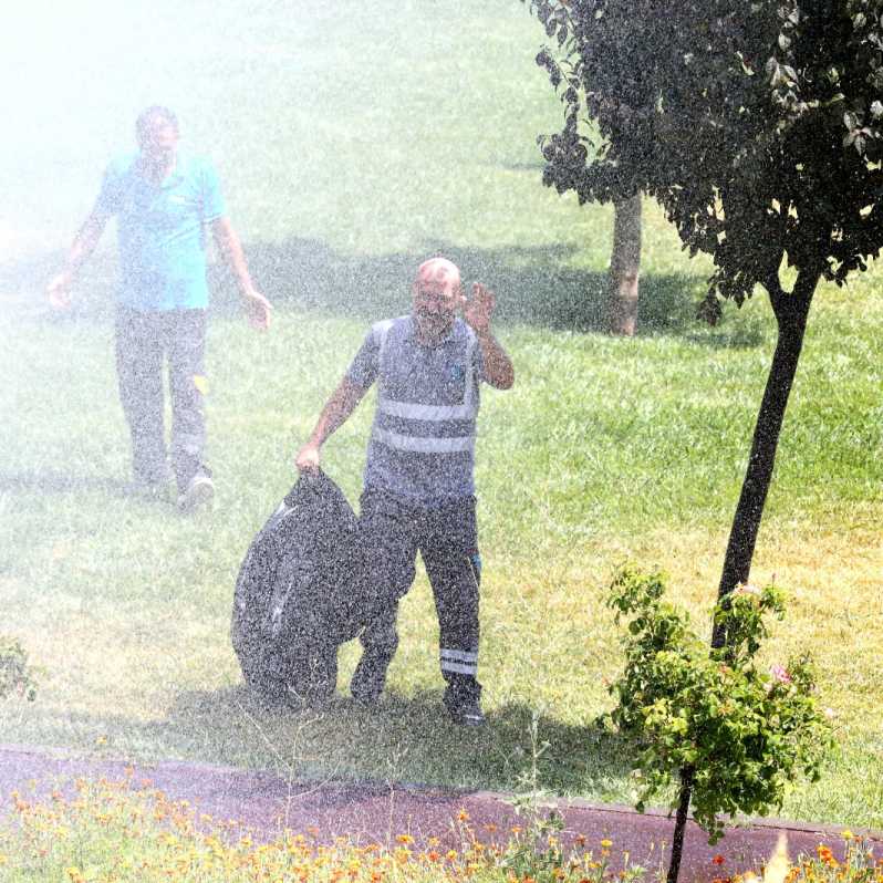 Aksaray'da itfaiye ekipleri belediye işçilerinin ateşini söndürdü #1