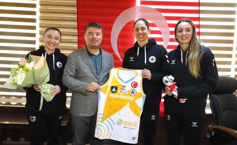 KUZEYBORU KADIN VOLEYBOL TAKIMI,BAŞKAN DİNÇER'İ ZİYARET ETTİ