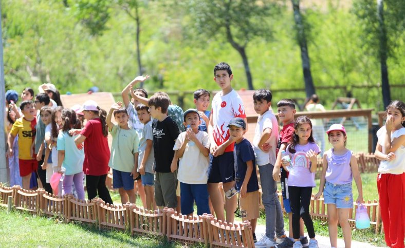 KUR'AN ÖĞRENEN ÇOCUKLARA BAŞKAN DİNÇER'DEN ANLAMLI JEST