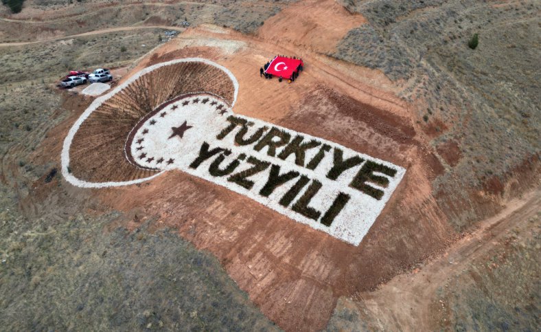 Aksaray'da dağın eteklerine 'Türkiye Yüzyılı' yazıldı