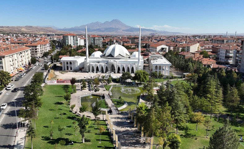 SELÇUKLU CAMİ VE KÜLLİYESİ İLMEK İLMEK İŞLENİYOR